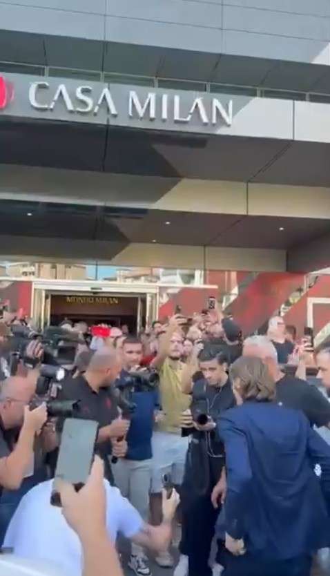克罗地亚中场大师空降米兰城 圣西罗外掀起欢迎狂潮