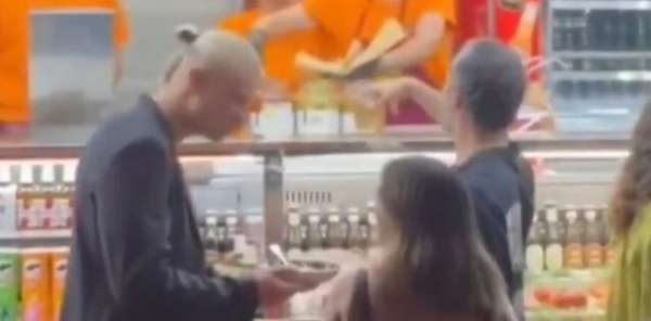 挪威射手罗马街头觅食 哈兰德意大利假期展露吃货本色