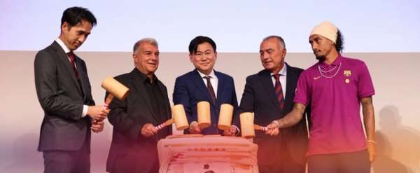 巴萨代表团抵日受热烈欢迎 神户胜利船高层与乐天CEO共同出席庆典活动